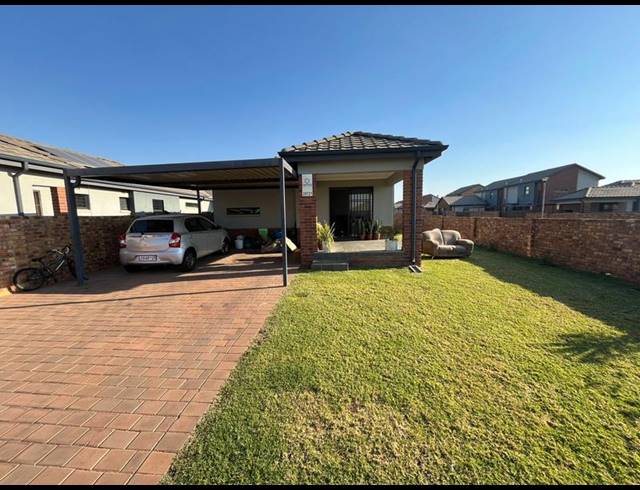 3 BEDROOM HOUSE FOR SALE IN COSMO CITY